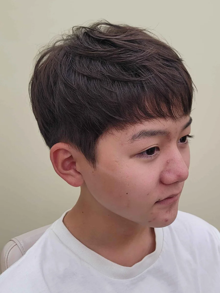 ニュアンスパーマでトップに動きを出したショートスタイルの仕上がり