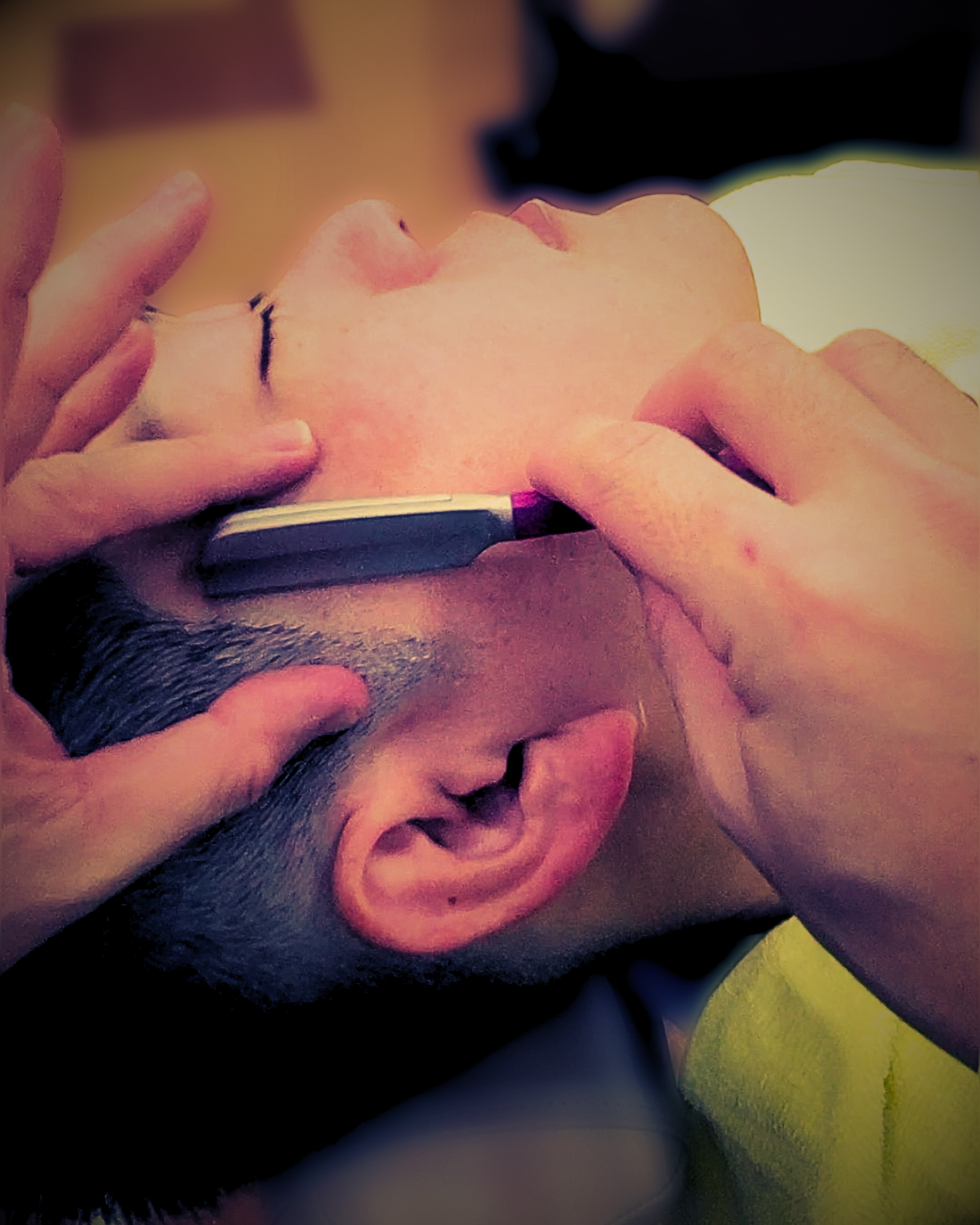 和歌山・海南のシェービング（顔そり）の施術風景